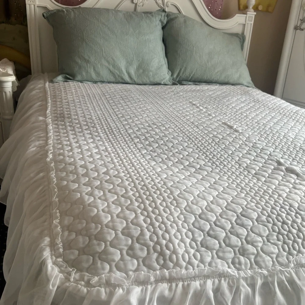 Vintage Quilt Ruffle Bedspread White Full Size Bed Ruffle Farmhouse Cottage Core